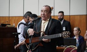 ¡Ñandereja el conocido músico Adrián Barreto!
