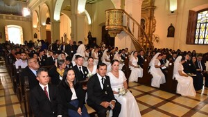 En boda comunitaria, se juraron amor eterno 44 parejas en la Catedral
