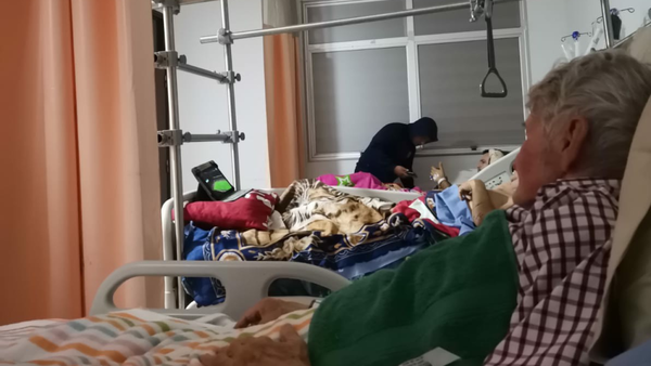 IPS Ingavi: Denuncian baño con agua fría a un adulto mayor, comidas frías y hasta cucaracha en el pan