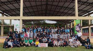 Jóvenes cooperativistas impulsan educación y reforestación en escuela de San Pedro de 400 plantines nativos
