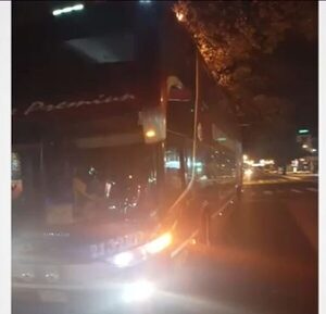 Bus de hinchas Albirrojos fue baleado al llegar a Paraguay