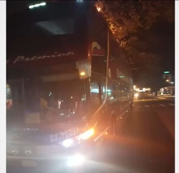 Bus de hinchas Albirrojos fue baleado al llegar a Paraguay