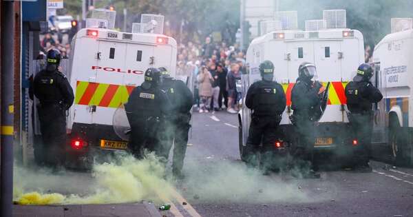 La Nación / Siguen disturbios antiinmigrantes en ciudad norirlandesa