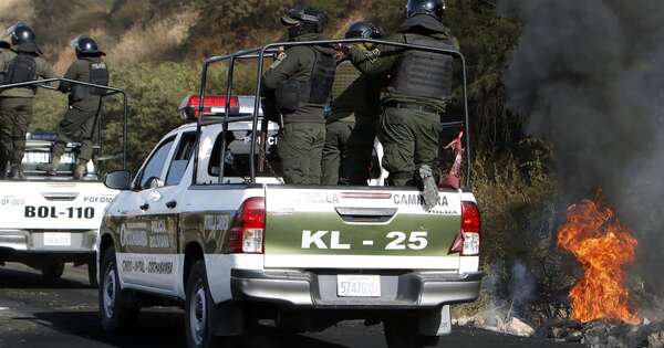 La Nación / Bolivia: mueren tres policías en choques con seguidores de Evo