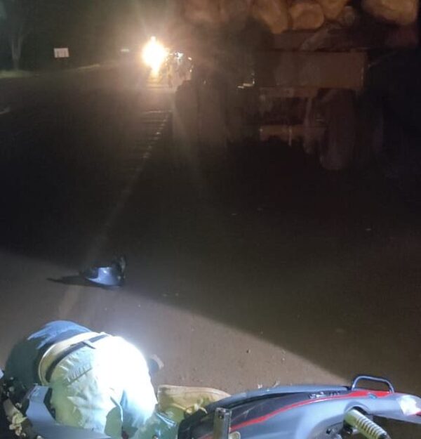 Motociclista muere al chocar camión estacionado