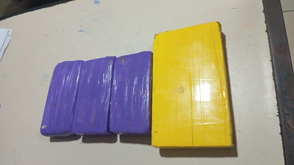 Cae joven policía que intentó ingresar droga a Tacumbú - trece
