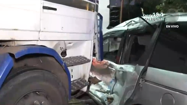 Camión choca y arrastra por varios metros a un auto de plataforma en San Lorenzo