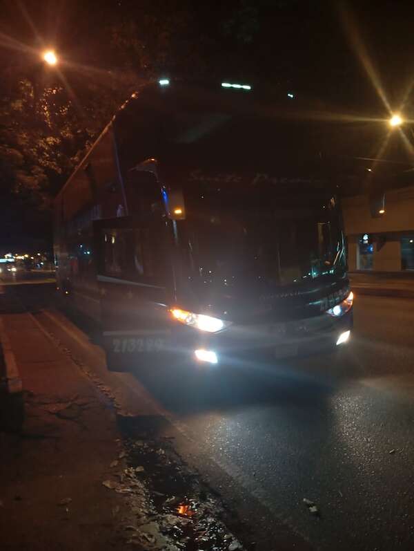 Balean bus que traía a hinchas de Olimpia que fueron a verle a la Albirroja - Policiales - ABC Color
