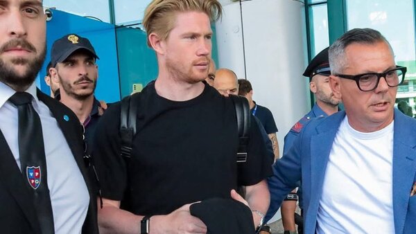 De Bruyne desata la locura en su llegada a Roma para firmar por Napoli