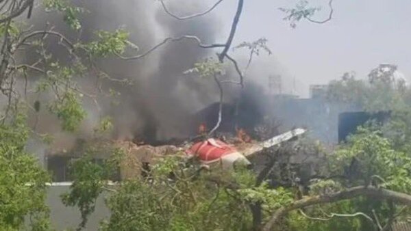 Video muestra cómo se estrelló un avión en una zona residencial de la India