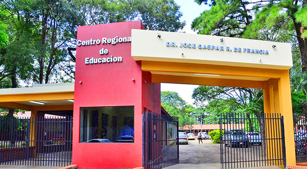 Adolescente irrumpe en colegio para enfrentar a la nueva pareja de su exnovia - La Clave