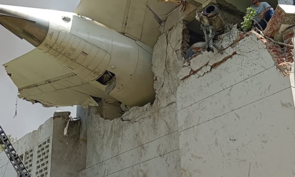 Avión con más de 240 personas se estrella en India