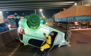 Automóvil volcó al alcanzar el Multiviaducto y conductora quedó herida