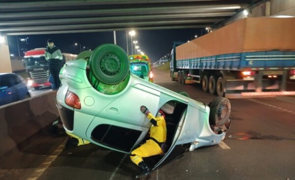 Automóvil volcó al alcanzar el Multiviaducto y conductora quedó herida