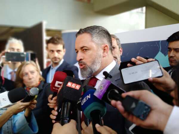 Ideologías que impone el gobierno de Sánchez están dañando a toda España, dice líder político de ese país