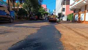 Inician trabajos de bacheo sobre la calle Antequera tras obras de la ESSAP