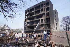 El avión estrellado en India cayó sobre una residencia de estudiantes universitarios