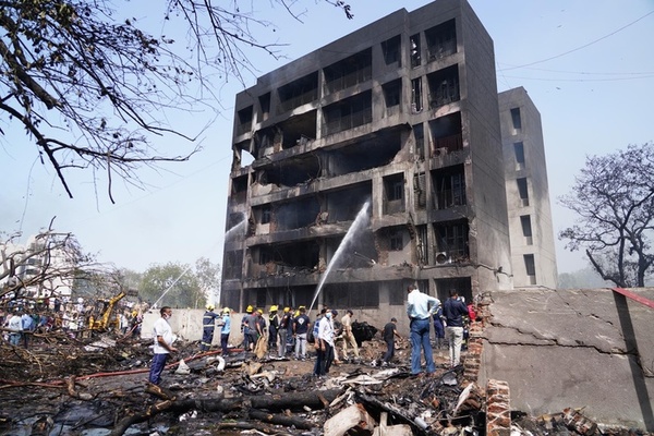 El avión estrellado en India cayó sobre una residencia de estudiantes universitarios