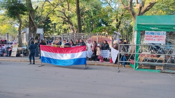 Víctimas de la mafia de los pagarés se manifiestan frente a Tribunales