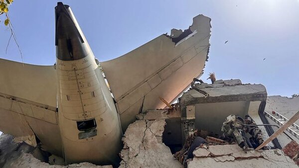 Hallan un superviviente del accidente aéreo en India