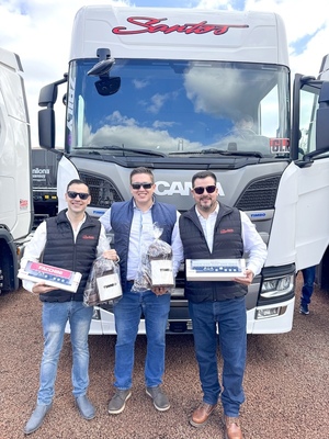 Grupo TIMBO entregó 12 camiones SCANIA R500 y 13 semirremolques FACCHINI a Santos Transportes en Encarnación
