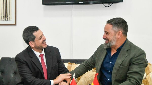 Latorre recibe con honores a Abascal, político antiinmigrante que "promueve el odio"