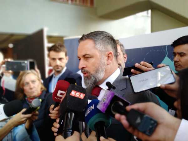 Abascal, desde Paraguay, pidió moción de censura por corrupción para destituir a Pedro Sánchez