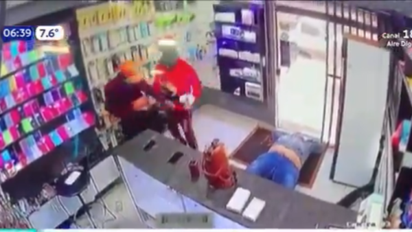 Persiguió y atropelló a sus asaltantes