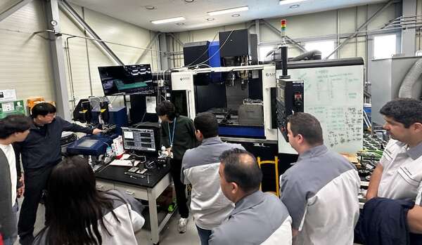 Paraguayos se capacitan en Corea en fabricación de moldes para vehículos eléctricos - Economía - ABC Color