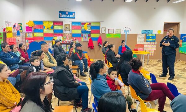Policía lleva charla preventiva sobre drogas y bullying a padres en escuela