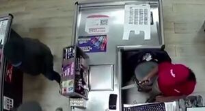 (VIDEO). Cajera enfrentó con un cuchillo a ladrones