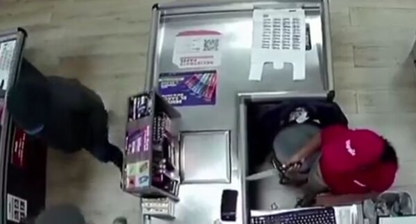 (VIDEO). Cajera enfrentó con un cuchillo a ladrones