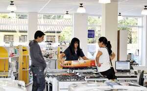 Encuesta refleja recuperación en la confianza de consumidores  - Negocios - ABC Color