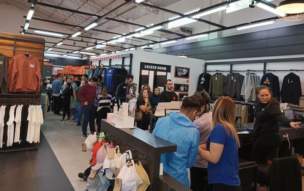 La Hora Basa abarrotó de gente las tiendas Nike