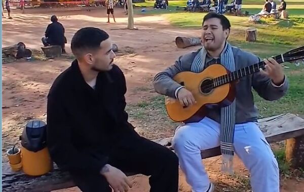 ¡Le compuso una canción a Tonny y le cantó en vivo, en San Lorenzo!