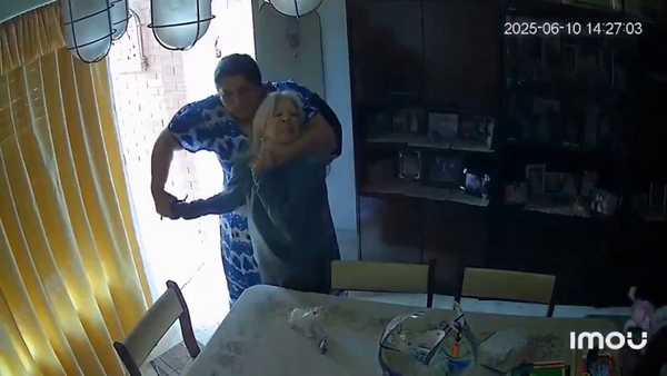Video: Con violencia reducen a jubilada en su propia casa para asaltarla