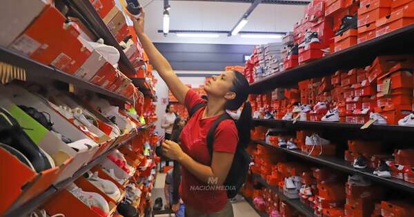 La Nación / Tiendas Nike explotaron de clientes con el 50 % de la Hora Basa