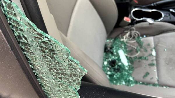 Fulano armó tremendo desastre con autos ajenos, destrozando vidrios, por “mandato de Dios”, he’i