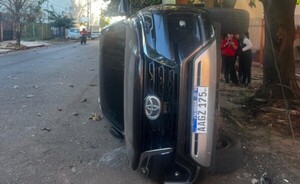 Camioneta volcó tras chocar con otro vehículo 
