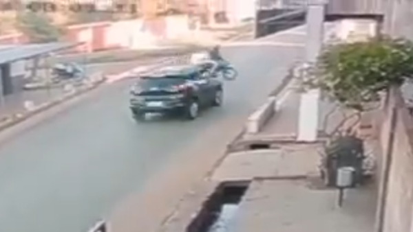 Video: Tras accidente, motociclista repartidor exige al conductor hacerse cargo de sus gastos