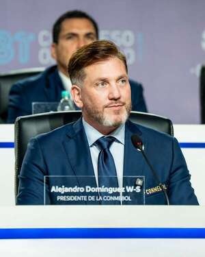 Domínguez no puede ir más de 2028 en Conmebol, según la ley - Fútbol - ABC Color