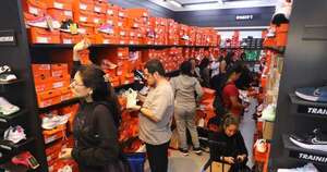 La Nación / Hora Basa: tiendas Nike se llenaron de compradores