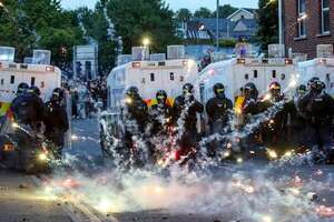 La cuarta noche de disturbios raciales en Irlanda del Norte deja 22 policías heridos - Mundo - ABC Color
