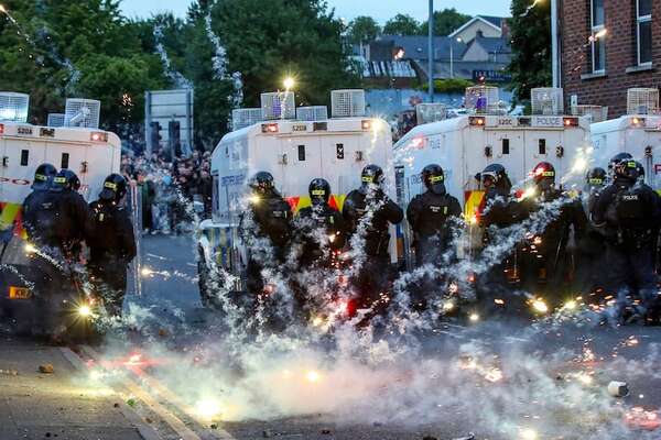 La cuarta noche de disturbios raciales en Irlanda del Norte deja 22 policías heridos - Mundo - ABC Color