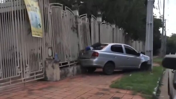 Esquivó a un perro, perdió el control de su auto y terminó chocando por una columna en Lambaré