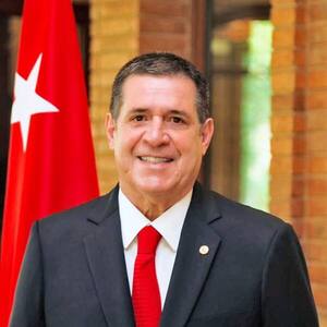 Fiscalía pide cerrar causa contra Cartes por lavado y contrabando