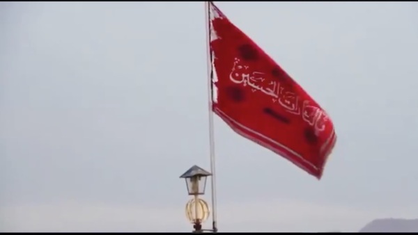 Irán iza bandera roja en mezquita de Qom y promete venganza tras ataques israelíes