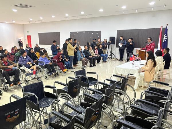 Consulado de Taiwán entrega sillas de ruedas a la Gobernación de Alto Paraná - La Clave