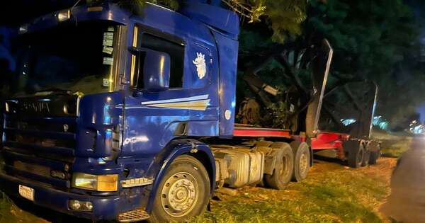 La Nación / Tras una maniobra indebida, un joven habría sido arrollado por un camión