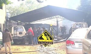 Incendio consume tres vehículos y parte de taller en Franco